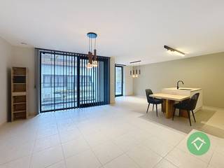 Op de 1ste verdieping van Residentie De Platse bevindt zich dit recente (bouwjaar 2025) en instapklare appartement.Het appartement bestaat uit: lift...