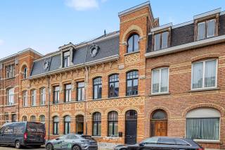 Deze ruime woning in Temse biedt een comfortabele leefomgeving dankzij een bewoonbare oppervlakte van 194 m². Met vier slaapkamers is er...