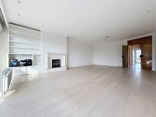 Appartement op 3e verdieping aan vooraanstaande lei in het centrum van Brasschaat, grotendeels recent gerenoveerd.Indeling:Inkomhal met vernieuwd...