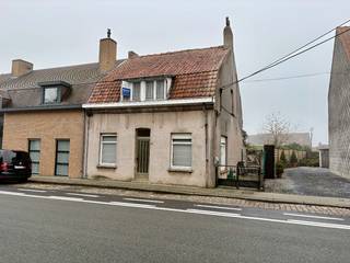 Renovatieproject op 767 m², met garage en uitweg.<br /><br />Deze woning heeft een betonstructuur! Belangrijk weetje bij het zien van deze te renoveren woning. Zoals u kan zien op de foto’s is deze woning niet meer actueel aan de huidige tendensen, wel heeft deze een aangename breedte en heeft deze veel potentieel.<br /><br />+ Zo is er een zijweg naast de woning. Ideaal voor groenafval of fietsen.<br />+ De woning staat op 767 m² grond<br />+ Er is een uitweg met momenteel een mini-atelier / grote garage. Diverse mogelijkheden op dit stuk.