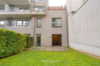 BRUXELLES - Découvrez cet appartement en excellent état, idéalement situé dans le centre de Bruxelles, à proximité de la Place Sainte Catherine et de tous les commerces, restaurants, écoles et transports en commun. La situation offre un accès rapide au centre-ville et aux zones environnantes, permettant ainsi de profiter d'un cadre de vie à la fois calme et dynamique.Ce duplex de 134 m², situé au rez-de-chaussée d’une résidence de 2012 signée Marc Corbiau, vous séduira par sa belle situation, ses espaces, sa luminosité et son joli jardin.Il se compose au rez-de-chaussée d’un hall d’entrée avec vestiaire, d’un grand séjour lumineux avec une cuisine super équipée, d’une buanderie, d’une chambre avec sa salle de bains, d’une toilette séparée ; et à l’étage, de deux autres chambres confortables, avec une salle de douche et une toilette séparée. A l’extérieur, vous profiterez d’un jardin de 37 m2 et au sous-sol se trouvent également une cave et un emplacement de parking. PEB C, porte blindée, ascenseur, châssis double vitrage, électricité conforme et parlophone, chaudière individuelle, local à vélos, compteurs individuels, adoucisseur d’eau. L’appartement est actuellement loué à hauteur de 2100 € par mois (4% brut).Parking en option.Disponible immédiatement.Contactez BrickSquare pour plus d'informations : 02/315.25.13 ou www.bricksquare.be