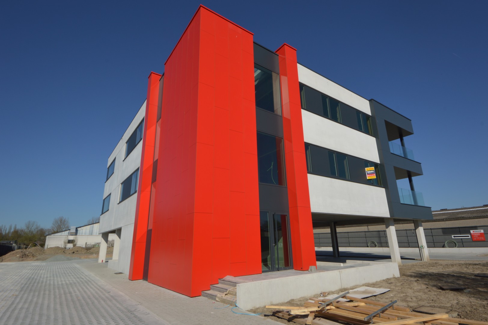 NIEUWBOUWKANTOREN MET PARKING NABIJ E40 - foto 1