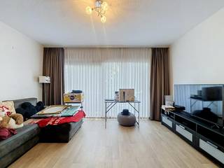 Zoek je een instapklaar appartement te huur in Borsbeek? Gelegen aan de Brouwershoek geniet je hier van het beste van twee werelden: een aangename, groene woonomgeving in een doodlopende straat, en een uitstekende bereikbaarheid. <br /><br />Appartement op de eerste verdieping met lift:<br /><br />-Leefruimte (26 m²): ruime en lichtrijke woonkamer<br />-Keuken (6 m²): praktisch ingerichte kookruimte<br />-Apart gastentoilet<br />-Badkamer: voorzien van een douche, enkel lavabomeubel en aansluitingen voor wasmachine en droogkast<br />-Slaapkamer 1 (14 m²): volwaardige en ruime hoofdslaapkamer<br />-Slaapkamer 2 (8 m²): gezellige kleine kamer, ideaal als kinder- of werkruimte<br />-Balkons: twee smalle balkons, één vooraan en één achteraan<br /><br />Bijzonderheden:<br /><br />-Gordijnen en verlichting reeds aanwezig<br />-Kasten gratis ter overname beschikbaar<br />-Snelle fiber-internetverbinding aanwezig<br />-Gemeenschappelijke staanplaats voor fietsen<br />-EPC C<br />-Beschikbaar vanaf 01/01/2027<br />-Gemeenchappelijke kosten bedragen 90 euro/maand, inclusief voorschot waterverbruik