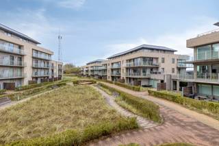 Op de eerste verdieping van een verzorgd gebouw, bereikbaar via lift en trap, vind je dit aangename en lichtrijke appartement.<br /><br />Je komt het appartement binnen via de inkomhal met handige opbergruimte en een apart gastentoilet met handenwasser.<br />De living geniet van overvloedig <strong>natuurlijk licht</strong> en geeft rechtstreeks toegang tot het ruime, <strong>West-gerichte terras</strong> (15 m²) waar je heerlijk kunt ontspannen in de avondzon.<br /><br />De verzorgde keuken is uitgerust met alle comfort, aansluitend een praktische berging.<br />Verder zijn er <strong>twee slaapkamers</strong> en een badkamer met inloopdouche en dubbel lavabomeubel.<br /><br />Verder is er nog een berging dat bij het appartement hoort.<br />Een ondergrondse autostaanplaats is aan te kopen aan € 40.000<br /><br />PVC-ramen met dubbel glas en centrale verwarming op gas.<br />Bron bewoonbare oppervlakte : EPC - certificaat<br /><br /><strong>Belangrijk</strong>: Vakantieverblijf, geen permanente bewoning mogelijk.<br />Tevens interessant als investering om te verhuren als vakantieverblijf.<br /><br />Een ideaal appartement voor wie op zoek is naar comfort, licht en een mooi terras!<br />Kom snel deze parel ontdekken! Bel ons op 03/775.78.79.<br />Ben je ook van plan jouw eigendom te verkopen? Maak een afspraak voor een gratis schatting, wij maken er samen een succesverhaal van.