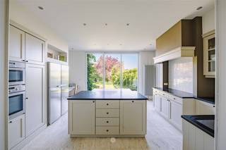 OUDENAARDE - Bent u op zoek naar een klassevolle herenwoning met professioneel potentieel?Dan is dit pand misschien wel iets voor u. De belangrijkste...