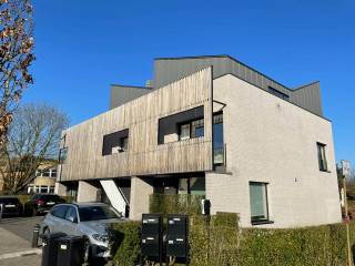 Deze schakelwoning is bijzonder goed gelegen en omvat inkom met vestiaire en toilet, leefruimte met eetplaats en salon, open volledig...