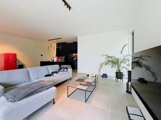Dit prachtige nieuwbouwappartement op het gelijkvloers is te huur in Kluisbergen, midden in het Kluisbos. Het is gelegen in een groene omgeving en biedt een rustige ligging. Het appartement is voorzien van een luxueuze afwerking met domotica en zonnescreens. <br /><br />Er zijn 3 slaapkamers en 2 badkamers beschikbaar, alsook 2 autostaanplaatsen. Het appartement is energiezuinig dankzij de 4 zonnepanelen op het dak. Het appartement is gelegen in Enclus du Haut Kluisbergen, wat zorgt voor een prachtige locatie en uitzicht.<br /><br />INDELING:<br />- ruime inkomhal<br />- vestiaire <br />- toilet <br />- slaapkamer 1 met aansluitend badkamer 1 voorzien van dubbele lavabo en inloopdouche<br />- slaapkamer 2<br />- badkamer 2 voorzien van dubbele lavabo en ligbad<br />- slaapkamer 3<br />- volledig geïnstalleerde keuken<br />- lichtrijke leefruimte <br />- ruim terras met prachtig zicht <br /><br />TROEVEN:<br />+ rustige ligging in het Kluisbos<br />+ luxueuze afwerking<br />+ energiezuinig nieuwbouwappartement<br />+ 2 badkamers <br /><br />De snelste manier om een bezoek te brengen aan deze woning? Vraag je bezoek aan via de rode knop op onze website (www.dewaele.com) en je wordt gecontacteerd door onze verhuurexpert. Telefonisch kunnen er geen afspraken gemaakt worden. Bij andere vragen kun je ons telefonisch contacteren via 055 20 80 20.