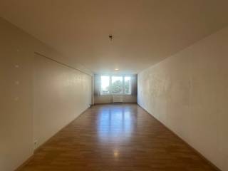 <p>Dit prachtig appartement aan de Van Iseghemlaan in Oostende biedt een ideale uitvalsbasis voor wie het leven aan de Belgische kust wil ervaren. De woonkamer vormt het hart van het appartement, waar u kunt genieten van gezellige avonden en ontspanning. De goed uitgeruste keuken, waar kookliefhebbers hun creativiteit de vrije loop kunnen laten, biedt alle benodigdheden voor culinaire avonturen. Verder beschikt het appartement over een stijlvolle slaapkamer en een moderne badkamer, waardoor het geheel een gevoel van luxe en gemak uitstraalt. De locatie is strategisch gekozen; dichtbij het strand en andere stedelijke voorzieningen, wat bijdraagt aan een ontspannen levensstijl. Of u nu op zoek bent naar een permanent verblijf of een tweede thuis, dit appartement voldoet aan al uw wensen en verwachtingen. Maak kennis met de charme van Oostende en ontdek de mogelijkheden die dit unieke appartement te bieden heeft.<br /><br /><br />Het appartement is beschikbaar vanaf 01/11/2026 aan een huurprijs van € 675 per maand aangevuld met een voorschot van €40 per maand voor de algemene onkosten en een voorschot van € 20 per maand voor het water.Ben je geïnteresseerd in dit pand te huur in Oostende? Ga naar de website www.dermul.be, klik op het pand dat je wenst te huren. Via de knop "ik heb interesse" vragen we u kort een profiel in te vullen. Daarna nemen we contact op voor een bezoek. Telefonisch kunnen er geen afspraken gemaakt worden.</p>