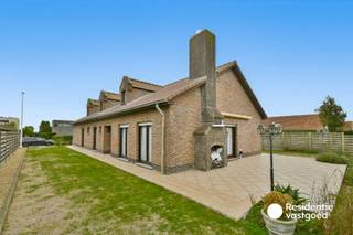 Deze alleenstaande bungalow is gelegen in het rustige Snaaskerke en staat op een mooi perceel van 1.093 m². De woning beschikt over een aangename zuidgerichte tuin, waardoor het hier heerlijk genieten is van de buitenruimte en de rust. Binnenin vinden we een ruime leefruimte met afzonderlijke zithoek en eethoek, een keuken met aansluitende bijkeuken en maar liefst drie slaapkamers. Daarnaast is er een bureau dat eveneens perfect dienst kan doen als extra slaapkamer, een badkamer met bad en dubbele lavabo en een afzonderlijk toilet. De ruime inpandige garage beschikt over twee sectionale poorten en biedt heel wat praktische mogelijkheden. Een bijkomende troef is de grote zolderverdieping, die momenteel voornamelijk dienstdoet als bergruimte maar nog heel wat mogelijkheden biedt. Een ruime bungalow met een aangename tuin en tal van mogelijkheden, ideaal voor wie rustig en comfortabel op één niveau wil wonen.<br /><br />KIJKDAG op zaterdag 3 oktober 2026 van 14u tot 16u, op afspraak.<br /><br />Neem voorsprong met een vrijblijvende en gratis schatting van uw eigendom via:<br />http://www.residentievastgoed.be/gratisonlineschatten<br /><br />EPC: 209 kWh/m² - UC:3821199 ~ Vg, Wg, Gvkr, Gvv, Gmo ~ Ref. MI24358
