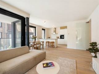 <p>Te koop: Residentie Vignoble - Duurzame appartementen + handelspand op topligging in Waregem<br /><br />Op de hoek van de Holstraat en de Guido Gezellestraat in Waregem bevindt zich Residentie Vignoble, een kleinschalig en kwalitatief nieuwbouwproject met 5 appartementen en 1 handelsruimte.<br /><br />Wat maakt dit project uniek?<br />De appartementen werden ontworpen door Embo architecten met oog voor duurzaamheid en wooncomfort. Elk appartement is uitgerust met warmtepompen en vloerverwarming, grote raampartijen en parketvloeren. <br /><br />Een bijkomende troef is de mogelijkheid tot aankoop aan 6% BTW.<br /><br />Te koop via Immo Beguin, jouw vastgoedexpert sinds 2009, met kantoren in Ronse, Waregem, Kortrijk, Deinze, Doornik en Lessines.<br />Meer info of bezoek via emiel@immobeguin.be</p>
