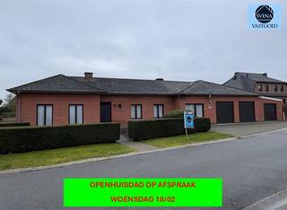 OPENHUISDAG OP AFSPRAAK WOENSDAG 18/02BUNGALOW OP EEN ZEER LEUKE LOCATIEVraagprijs : 275.000 euro Op de begane verdieping is er een inkomhal,...