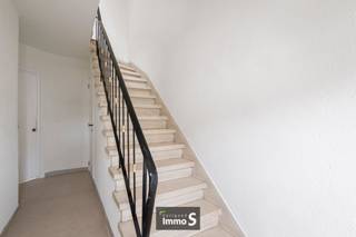 Instapklaar appartement gelegen op centrale doch rustige ligging, op wandelafstand van zee. <br /><br />Het appartement (1<sup>ste</sup> verdiep) bestaat uit: inkomhal, apart toilet, badkamer met inloopdouche, 3 slaapkamers, woonkamer met open keuken en 2 terrassen. <br />Er is de mogelijkheid tot aankoop van afgesloten garagebox met parkeerplaats. (ook de 2 andere appartementen zijn te koop in dit gebouw)<br /><br />Enkele troeven: parket, CV op gas met vloerverwarming, lichtrijk dankzij grote raampartijen. <br />Gelegen in kleinschalige residentie zonder lift = zeer lage gemeenschappelijke kosten. <br />Rustige ligging op wandelafstand van lokale handelaars, horeca & het strand. <br /><br />(vg,wg,gvv,gvkr,gmo, epc B uc: 3725884-RES-1 , P&G score A)