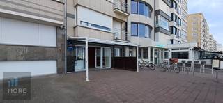 Boutique avec appartement à l'arrière à vendre.<br /><br /><em><u>Emplacement privilégié sur la digue d'Albertstrand à Knokke.</u></em><br /><br /><br /><br /><span><strong>Conditions de vente; Voir www.more.be, "annexes" et sous réserve de disponibilité.</strong></span><br />