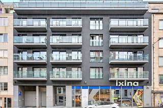 Idéalement situé rue de Livourne à Bruxelles, cet agréable appartement se trouve au deuxième étage. Avec une surface habitable de 59 m² et une terrasse attenante, ce logement offre un cadre de vie confortable et agréable.<br /><br />En entrant, vous accédez au hall d’entrée qui donne accès aux différentes pièces à vivre. La cuisine ouverte communique avec le salon, qui bénéficie d’une agréable luminosité naturelle grâce à ses grandes baies vitrées. Depuis le salon, vous avez un accès direct à la terrasse attenante, un endroit idéal pour se détendre ou profiter de l’extérieur.<br /><br />L'appartement dispose d'une chambre et d'une salle de bains. Le logement est loué non meublé, ce qui vous permet de l'aménager entièrement selon vos goûts et votre style.<br /><br />PEB C<br />Charges communes : 90 € par mois