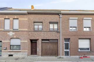 Deze woning beschikt op het gelijkvloers een garage, een gastentoilet en een lichtrijke woonkamer met open keuken die uitgeeft op de tuin. Op...