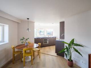 <strong>Lichtrijk dakappartement met 1 slaapkamer en EPC A op toplocatie</strong><br /><br />Dit sfeervolle dakappartement bevindt zich in de gegeerde Sportstraten, op wandelafstand van station Gent-Sint-Pieters. Het maakt deel uit van een kleinschalig renovatieproject met slechts vijf entiteiten, wat zorgt voor een eenvoudige beheerstructuur en lage maandelijkse kosten.<br /><br />Dankzij de hoekligging geniet het appartement van veel natuurlijk licht, open zichten en een voldoende privacy. De doordachte indeling omvat één slaapkamer en benut de beschikbare ruimte optimaal. De vele raampartijen versterken het ruimtelijke gevoel en bieden een uniek uitzicht.<br /><br />Het appartement werd recent gerenoveerd in 2026, met bijzondere aandacht voor isolatie, energie-efficiëntie en hedendaags wooncomfort. Dankzij onder meer individuele zonnepanelen behaalt het appartement een uitstekend EPC-label A met een score van 59 kWh/m².<br /><br />De afwerking combineert karaktervolle art-nouveau-elementen met een moderne, organische toets van 51Noord. Dit zorgt voor een warme en eigentijdse woonbeleving.<br /><br /><strong>Een uitzonderlijke opportuniteit voor wie op zoek is naar een instapklaar, energiezuinig appartement op een toplocatie in Gent.</strong>