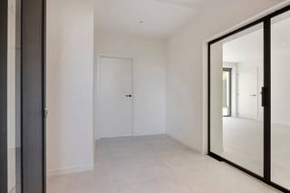 Deze recent en met oog voor perfectie gerenoveerde villa in Damme combineert hoogwaardige architectuur met ultiem, eigentijds wooncomfort. Omgeven door volwassen groen en uitgestrekte velden geniet u hier van een zee van rust, volledige privacy en een adembenemend, seizoensgebonden uitzicht. Dankzij de grondige renovatie woont u hier bovendien uiterst comfortabel en toekomstgericht. Met vier volwaardige slaapkamers en twee luxe badkamers biedt deze woning alles wat u zoekt op een boogscheut van het gezellige centrum van Damme, met een vlotte verbinding naar zowel Brugge als Knokke.<br /><br />U betreedt de woning via een representatieve inkomhal die is afgewerkt met een strakke, lichtgrijze tegelvloer en toegang biedt tot het afzonderlijke gastentoilet. Vanuit de hal opent een blikvanger van een zwarte staalijzeren deur naar de royale leefruimte. Deze kamer heeft overvloedige lichtinval en biedt via een reusachtige raampartij een direct en onbelemmerd zicht op de tuin en de omliggende natuur. Geïntegreerde airconditioning en vloerverwarming garanderen hier het hele jaar door een aangenaam binnenklimaat.<br /><br />De eerste verdieping herbergt drie ruime, lichtrijke slaapkamers. Op deze verdieping bevinden zich tevens twee volwaardige, luxe badkamers. De bovenste verdieping van de villa is een indrukwekkende ruimte op zich. Dankzij het kamerbrede panoramaraam baadt deze royale zolderkamer in het daglicht en kijkt u prachtig uit over de boomtoppen en de achterliggende velden. De ruimte is multifunctioneel in te zetten en leent zich perfect als master suite, exclusieve dressing, inspirerend thuiskantoor of ontspannende hobbyruimte.<br /><br />Algemene info: <br />- Onmiddellijk beschikbaar<br />- 4 slaapkamers<br />- Epc A<br />- €2.300,00/maand<br />- Ruime tuin met pracktisch en ruim tuinhuis. <br /><br /><br />De snelste manier om een bezoek te brengen aan deze woning? Vraag je bezoek aan via de roze knop op onze website (www.dewaele.com) en je wordt gecontacteerd door onze verhuurexpert.<br />
