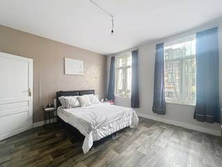 <h3>BRUSSEL CENTRUM – Eengezinswoning met groot potentieel te koop – Pletinckxstraat 48</h3>
<p>Bent u op zoek naar een <strong>woning te koop in het centrum van Brussel</strong>, een <strong>vastgoedinvestering met meerwaarde</strong> of een <strong>renovatieproject in Brussel</strong>? Dan is deze <strong>eengezinswoning aan de Pletinckxstraat 48</strong> een unieke opportuniteit.</p>
<p>Gelegen in het historische hart van Brussel, op wandelafstand van winkels, openbaar vervoer, restaurants, scholen en alle voorzieningen, biedt deze woning een bewoonbare oppervlakte van ongeveer <strong>161 m²</strong> en tal van ontwikkelingsmogelijkheden.</p>
<p>Een belangrijke troef is de aanwezigheid van <strong>3 aparte gas- en elektriciteitsmeters</strong>, wat interessante perspectieven biedt voor een eventuele opsplitsing, herinrichting of optimalisatie van het gebouw (onder voorbehoud van stedenbouwkundige vergunningen).</p>
<p>Dankzij haar huidige indeling is het pand geschikt voor verschillende doeleinden: <strong>gezinswoning, opbrengsteigendom, investeringspand of gemengd project</strong>.</p>
<h3>Troeven van het pand</h3>
<p>✔ Bewoonbare oppervlakte van ± 161 m²<br />✔ Gelegen aan de Pletinckxstraat 48, Brussel Centrum<br />✔ Eengezinswoning met karakter<br />✔ 3 aparte gas- en elektriciteitsmeters<br />✔ Uitstekend investerings- en renovatiepotentieel<br />✔ Centrale en levendige buurt nabij de Grote Markt<br />✔ EPC: G<br />✔ Elektrische installatie niet conform</p>
<p>Deze <strong>woning te koop in Brussel Centrum</strong> is een zeldzame kans voor investeerders, projectontwikkelaars of particulieren die op zoek zijn naar een pand met sterke meerwaardemogelijkheden in een van de meest gegeerde wijken van Brussel.</p>
<h3>Informatie en bezoeken</h3>
<p><strong>Frédéric Top – Vastgoedmakelaar</strong><br />📞 +32 472 34 44 08<br />✉️ frederic.top@weinvest.be</p>
<p><strong>We Invest Bruxelles-Europe</strong></p>
<p>👉 Ontdek ook onze andere woningen en investeringspanden te koop in Brussel op <span>weinvest.be</span></p>