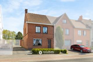 Halfopen bebouwing met 3 slaapkamers, 2 badkamers en zonnige tuin te koop in Stekene!<br /><br />In de Oost-Eindeken 64 te Stekene vindt u deze charmante halfopen bebouwing uit 1954, die sinds 2023 gedeeltelijk werd gerenoveerd. De woning beschikt over een gunstig EPC-label C, 12 zonnepanelen, 3 slaapkamers, 2 badkamers en een mooie tuin op een perceel van 690 m².<br /><br />Troeven:<br />- Halfopen bebouwing<br />- 3 slaapkamers<br />- 2 badkamers<br />- EPC-label C<br />- 12 zonnepanelen<br />- Garage + 3 parkeerplaatsen<br />- Perceel van 690 m²<br />- Gedeeltelijk gerenoveerd sinds 2023<br /><br />Indeling:<br />Via de inkomhal komt u in de ruime leefruimte met veel lichtinval. Aansluitend bevindt zich de keuken, die directe toegang geeft tot de gelijkvloerse badkamer en het buitenterras. Zowel vanuit de keuken als de leefruimte heeft u een mooi zicht op de tuin.<br />Op de eerste verdieping bevinden zich 2 slaapkamers en een vernieuwde badkamer. Via een vaste trap bereikt u de tweede verdieping, waar de 3de slaapkamer is ingericht. Buiten geniet u van een grote zonnige tuin, een garage en meerdere parkeerplaatsen. Achteraan de woning zijn er nog 2 buitenstaanplaatsen voorzien en vooraan is er plaats voor een extra wagen.<br /><br /><br />Interesse? Bel 0470 89 18 34 of mail naar dario@immomamo.be