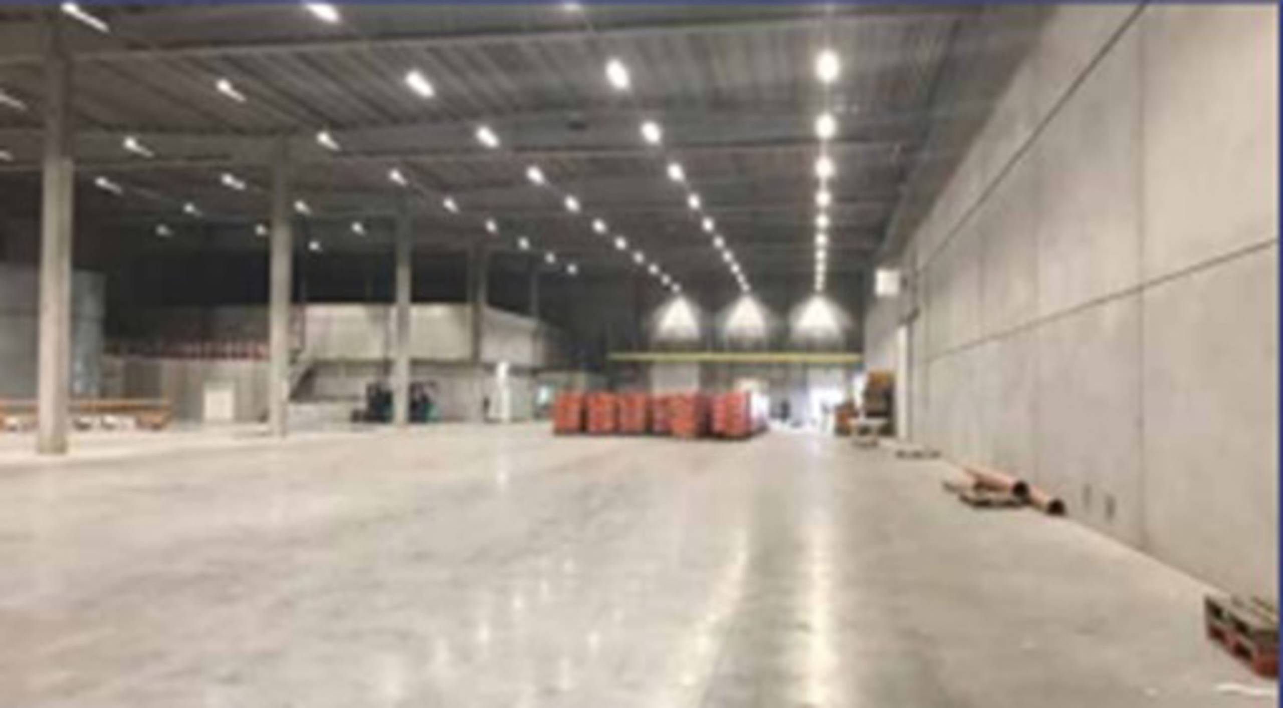  Unit 4 : Magazijn  4.373m² met kantoren 187m² en laadkades - foto 3