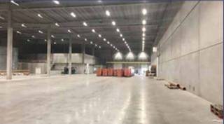 • Twee laadperrons• Poort op maaiveldhoogte• Kantoorruimte van 187 m²• Magazijn van 4.373 m²• Vrije hoogte van 10,6 m• 10 parkeerplaatsen•...