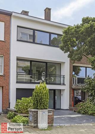 Op zoek naar een (t)huis met potentieel in een rustige buurt? Dan is deze leuke woning misschien wel precies wat u zoekt.De woning is gelegen in een...