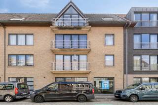 <h1><span>KIJKDAG op zaterdag 19 sept. van 10u00 tot 13u00</span></h1>
<p><strong><span>Instapklaar, recent gerenoveerd en centraal gelegen appartement van ±86 m² met 2 slaapkamers, 2 terrassen, privatieve kelderberging en EPC-label B.</span></strong><span> Dit energiezuinige appartement bevindt zich in het centrum van Maldegem, op wandelafstand van winkels, scholen, openbaar vervoer en alle dagelijkse voorzieningen.</span></p>
<p><span>Dankzij de recente renovaties en de sterke energetische verbetering is dit appartement een uitstekende keuze voor wie op zoek is naar een </span><strong><span>instapklaar appartement te koop in Maldegem</span></strong><span>, zonder renovatieverplichting en met een beperkt energieverbruik.</span></p>
<h3><span>Energiezuinig wonen met EPC B</span></h3>
<p><span>Een belangrijke troef is de aanzienlijke verbetering van de energieprestatie. Het appartement evolueerde van </span><strong><span>EPC C (245 kWh/m²/jaar) naar EPC B (105 kWh/m²/jaar)</span></strong><span>. Met een EPC-score van slechts 105 kWh/m²/jaar bevindt het appartement zich bovendien op amper </span><strong><span>5 punten van EPC-label A</span></strong><span>. </span><span>De woning is uitgerust met een </span><strong><span>energiezuinige condensatieketel</span></strong><span> en slimme technologie voor een efficiënt energiebeheer. Via de aanwezige domotica kunnen onder meer verwarming en verlichting eenvoudig worden bediend via </span><strong><span>smartphone, tablet of spraakbesturing</span></strong><span>. De </span><strong><span>Google Nest slimme thermostaat</span></strong><span> zorgt mee voor een optimaal comfort en helpt onnodig energieverbruik te vermijden.</span></p>
<h3><span>Comfortabele indeling met 2 volwaardige slaapkamers</span></h3>
<p><span>Het appartement beschikt over een aangename en praktische indeling met een ruime woon- en eetkamer, een volledig geïnstalleerde keuken en </span><strong><span>2 volwaardige slaapkamers van elk ongeveer 13 m²</span></strong><span>.</span></p>
<p><span>De badkamer is uitgerust met een </span><strong><span>ligbad, aparte douche, dubbele lavabo en toilet</span></strong><span>. Daarnaast is er een </span><strong><span>afzonderlijk gastentoilet met lavabo</span></strong><span>, een handige berging en een privatieve kelderberging.</span></p>
<p><span>De aanwezigheid van </span><strong><span>2 terrassen</span></strong><span> zorgt bovendien voor extra buitenruimte en maakt het appartement nog aantrekkelijker als comfortabele eigen woonst.<br /></span></p>
<p><span>Een bijkomende troef is dat het appartement </span><strong><span>volledig gemeubeld wordt aangeboden</span></strong><span>. Hierdoor kan de woning onmiddellijk worden betrokken of verhuurd. </span><span>Inbegrepen in de verkoop zijn onder meer:</span></p>
<ul>
<li><span>zetelbed</span></li>
<li><span>televisie met tv-meubel</span></li>
<li><span>salontafel</span></li>
<li><span>eettafel met 4 stoelen</span></li>
<li><span>2-persoonsbed met ingebouwde lades</span></li>
<li><span>wasmachine met geïntegreerde droogfunctie</span></li>
</ul>
<h3><span>Ideale ligging in centrum Maldegem</span></h3>
<p><span>De centrale ligging is een absolute meerwaarde. Vanuit het appartement bereikt u </span><strong><span>winkels, scholen, openbaar vervoer en andere dagelijkse voorzieningen op wandelafstand</span></strong><span>. Hierdoor combineert deze woning rustig en comfortabel wonen met een uitstekende bereikbaarheid.<br /><br /></span><span></span><span>Bent u op zoek naar een instapklaar appartement, kom dan naar onze open bezoekdag op zaterdag 19 september van 10u tot 13u of neem contact op met ALBERT Vastgoed, Dominique Baes op 0498/12.82.20 of via dominique.baes@albert.immo</span></p>
<p><span><br /><br /></span></p>
<p></p>