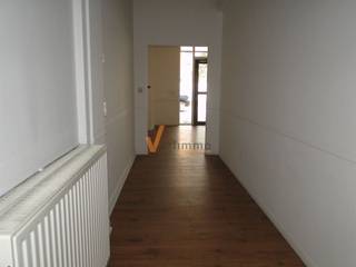 <p><span> </span></p><p><span>Standingvol handelsgelijkvloers / kantoor in het hart van Schoten</span></p><p><span>In de bruisende winkelstraat van Schoten bieden wij dit stijlvol handelsgelijkvloers / kantoor aan. Het pand combineert een </span><span>landelijke, hedendaagse uitstraling</span><span> met een </span><span>functionele indeling</span><span> en straalt klasse en professionaliteit uit.</span></p><p><span>Voorzieningen:</span></p><ul><li><span>Grote etalage voor maximale zichtbaarheid</span></li><li><span>Ruime open ruimte op parket, flexibel in te delen</span></li><li><span>Afzonderlijk bureel achteraan</span></li><li><span>Functionele kitchenette</span></li><li><span>Apart toilet</span></li></ul><p><span>Dit handelsgelijkvloers is uitermate geschikt voor ondernemers die kwaliteit en uitstraling weten te waarderen. De eigenaar zoekt een </span><span>degelijk en solide huurder</span><span> die dit pand met zorg benut.</span></p><p><span>Extra troef:</span><span> de eigenaar is bereid om het eerste jaar een verlaagde huurprijs van 100 euro per maand te voorzien, mits goede afspraken.</span></p>