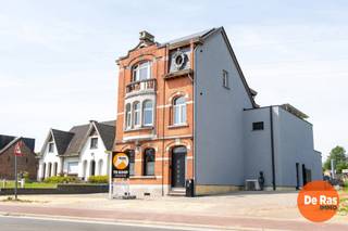 BEZOEKDAG VRIJDAG 12/06 VAN 17U TOT 19U!<br /><br />WELLE - Niemand vermoedt achter deze charmante herenwoning de moderne leefwereld die zich achteraan volledig ontvouwt.<br /><br />Achter de gevel van deze herenwoning schuilt een uitzonderlijke residentie waar charme en hedendaagse architectuur elkaar perfect versterken.<br />De woning onderging een totaalrenovatie van hoog niveau waarbij authenticiteit, ruimtegevoel en moderne luxe centraal staan. De combinatie van de karaktervolle herenwoning met de strakke moderne uitbreiding creëert een unieke woonbeleving waar licht, comfort en verfijning samenkomen.<br /><br />De leefruimtes baden in natuurlijk licht dankzij glaspartijen die een naadloze connectie vormen met de tuin, de terrassen en het stijlvolle zwembad. De volledig uitgeruste leefkeuken met hoogwaardige Bosch-toestellen vormt het hart van de woning en combineert functionaliteit met elegant design.<br /><br />Met vier volwaardige slaapkamers, twee stijlvolle badkamers, een afgewerkte zolderverdieping, een ruime berging en technische ruimte biedt deze residentie uitzonderlijk veel leefruimte voor gezinnen die comfort en uitstraling wensen te combineren.<br /><br />Buiten werd dezelfde aandacht voor detail doorgetrokken. De uitgestrekte tuin vormt samen met het stijlvolle zwembad, het poolhouse met douche en toilet en de sfeervolle overkapping een aangename buitenomgeving waar het buitenleven centraal staan.<br /><br />Het royale perceel van 44 are biedt bovendien een zeldzame vrijheid en tal van mogelijkheden. Of het nu gaat om speelruimte voor kinderen, het houden van dieren, extra tuinbeleving of simpelweg genieten — deze eigendom combineert exclusief wonen met een uitzonderlijk gevoel van openheid en ruimte.<br /><br />Ook technisch bevindt deze eigendom zich op topniveau. De woning is uitgerust met een warmtepomp, vloerverwarming, airconditioning op de slaapkamers, laadpaal, alarmsysteem, camerabewaking, 54 zonnepanelen en een thuisbatterij van 25 kW. Dankzij het uitzonderlijke E-peil van -20 geniet u bovendien gedurende vijf jaar van vrijstelling van het kadastraal inkomen.<br />Bovendien is er een vlotte verbinding naar de E40, het station, scholen en winkels, bereikbaar binnen enkele minuten.<br /><br />Een unieke residentie voor wie compromisloos wil wonen in een woning waar authenticiteit, technologie en buitenbeleving perfect samensmelten.<br />Bieden vanaf 749.000€ <br /><br />Meer info of bezoek: 053/60.65.60