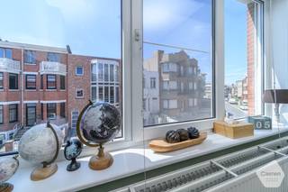 Dit <strong>volledig gerenoveerd appartement</strong> bevindt zich op de <strong>1ste verdieping</strong> van een kleinschalige residentie, op een <strong>steenworp van de markt, winkels en het natuurreservaat</strong>. Perfect voor wie op zoek is naar comfort, rust én een centrale ligging.<br /><br /><strong>Troeven van dit appartement:</strong>
<ul>
	<li>Instapklaar appartement op toplocatie!</li>
	<li>Zongericht met veel natuurlijke lichtinval</li>
	<li>1 comfortabele slaapkamer</li>
	<li>Energiezuinig (EPC C) – recent gerenoveerd</li>
	<li>Lage gemeenschappelijke kosten (lage syndickosten)</li>
	<li>Uitstekende ligging in het centrum van De Panne</li>
</ul>
Ideaal als <strong>vaste woonst, tweede verblijf of investering aan zee</strong>.<br /><br /><strong>Neem vandaag nog contact met ons op voor een bezichtiging!</strong>