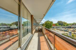 <p><span>Op een vlot bereikbare locatie grens </span><span>Boechout-Hove</span><span> bevindt zich dit verzorgde hoekappartement van ca. </span><span>86 m²</span><span> op de tweede verdieping van een gebouw met </span><span>lift</span><span>. Je woont hier in een aangename omgeving met winkels, scholen, horeca en openbaar vervoer in de nabije omgeving. Ook Antwerpen en omliggende gemeenten zijn vlot bereikbaar. Wandelen in Hovepark of domein Fruithout.</span></p><p><span>Via de ruime inkomhal met </span><span>vestiaire</span><span> en gastentoilet kom je in het appartement. Vooraan bevinden zich de </span><span>lichtrijke woonkamer en keuken</span><span>, met aansluitend een praktische berging. Vanuit de leefruimte heb je toegang tot het </span><span>overdekte terras over de volledige breedte</span><span> van het appartement een heerlijke plek om buiten te zitten, ongeacht het weer.</span></p><p><span>Achteraan bevinden zich </span><span>2 slaapkamers</span><span>, rustig gelegen. De badkamer is rechtstreeks bereikbaar vanuit de inkomhal en is praktisch ingericht met douchebad, wastafel en kasten.</span></p><p><span>Het appartement beschikt bovendien over een </span><span>privatieve kelderberging (nr. 14)</span><span>.</span></p><p><span>Troeven:</span></p><ul><li><span>Lift</span><span> </span></li><li><span>Privatieve kelderberging nr. 14</span><span> </span></li><li><span>EPC C</span><span> = energiezuinig</span></li></ul><p><span>Een comfortabel appartement met een aangename indeling, veel buitenruimte en een goede ligging over LIDL en met groen uitzicht.</span></p><p><span>Interesse? Contacteer Sofie voor meer informatie of een bezoek via 03 646 66 55 of <span>sofie@sinjoor.be</span></span><span>.</span></p>