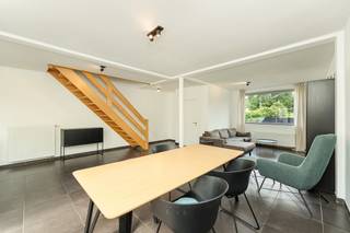 <p>Op zoek naar een hedendaagse woning waar comfort, ruimte en een stijlvolle afwerking centraal staan? Dan is deze instapklare gezinswoning absoluut een bezoek waard.<br /><br />Bij het betreden van de woning word je verwelkomd in een ruime en lichtrijke leefruimte waar grote raampartijen zorgen voor een aangename natuurlijke lichtinval. De open indeling creëert een ruimtelijk gevoel en maakt van de woonkamer en eetplaats de ideale plek om gezellig samen te zijn.<br /><br />De moderne, volledig uitgeruste keuken beschikt over een strak en tijdloos design, veel kastruimte en kwalitatieve toestellen. <br /><br />Via de leefruimte heb je toegang tot het onderhoudsvriendelijke terras, waar je in alle rust kunt genieten van een gezellige buitenruimte. Verder zijn er drie volwaardige slaapkamers aanwezig. <br /><br />De woning werd afgewerkt met duurzame materialen en neutrale kleuren, waardoor ze meteen instapklaar is en eenvoudig naar eigen smaak kan worden ingericht. De stijlvolle open houten trap vormt bovendien een echte blikvanger in het interieur.<br /><br /><u><strong>Troeven van deze woning:</strong></u><br />* Instapklaar en uitstekend onderhouden<br />* Zeer lichtrijke leefruimte<br />* Volledig uitgeruste keuken<br />* Onderhoudsvriendelijke stadstuin/terras<br />* Ruimtelijk gevoel dankzij de open indeling<br />* Grote raampartijen met veel natuurlijke lichtinval<br />* Energiezuinige en comfortabele woning<br /><br />Deze woning combineert hedendaags wooncomfort met een praktische indeling en een aangename ligging. Een ideale opportuniteit voor wie zonder zorgen wil verhuizen naar een kwalitatieve en moderne thuis.<br />Interesse? Contacteer ons vandaag nog voor meer informatie of een bezoek ter plaatse.<br /><br /><br /> </p>