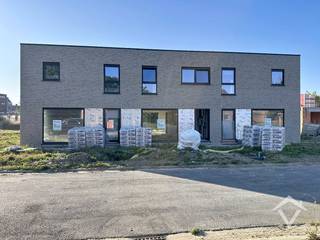 Deze nieuwbouwwoning bestaat uit: inkomhal - toilet - living - keuken - berging - wasplaats - terras - tuin - tuinhuis - autostaanplaats - nachthal - 3 slaapkamers - badkamer - toilet op de bovenverdieping. <br /><br />EPC: woning in aanbouw. Vrij 1/12/2026. Huurprijs 895 €/mnd.