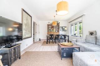 Gelegen in een rustige straat in Sint-Pieters-Leeuw, op wandelafstand van winkels, openbaar vervoer en andere faciliteiten, bevindt zich dit goed onderhouden appartement op de eerste verdieping van een kleinschalige mede-eigendom zonder lift.
Het appartement omvat een inkomhal met apart toilet, een lichtrijke woonkamer met eetplaats, een ruime keuken, twee slaapkamers en een badkamer met ligbad/douche en wastafel.
Zowel vanuit de woonkamer als vanuit de keuken heeft u toegang tot het zuidgerichte balkon, waar u heerlijk van de zon kunt genieten. Het appartement wordt verkocht samen met een garage.
Dankzij het gunstige EPC-label C, de rustige ligging en de praktische indeling is dit appartement ideaal als eigen woonst of als investering.