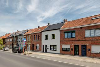 (Grondplan/ Indeling + EPC kan u downloaden op de Wellimmo-site!)<br /><br />ALGEMEEN: Gelegen in het absolute centrum van het bruisende Beveren-Waas, treffen we deze kwalitatief volledig gerenoveerde (2018) gezinswoning. De woning beschikt over 3 slaapkamers, een stadstuin en een gunstig EPC.<br /><br />INDELING: We betreden de woning via de inkomhal op originele tegel. Via de glazen deur komen we in de woonkamer die uitgeeft op de open keuken. De lichtrijke keuken is volledig geïnstalleerd met kwalitatieve toestellen en beschikt over een 5-pitgasvuur. De trendy stadstuin is O-georiënteerd en is voorzien met bergingkasten.<br />Verder beschikt het gelijkvloers over een berging en een apart toilet. <br /><br />De authentieke houten trap (met ingemaakte kasten) brengt ons naar de eerste verdieping met 2 slaapkamers, een aparte wasruimte en royale badkamer. Deze is uitgerust met een ligbad, dubbele wastafel, inloopdouche en toilet.<br /><br />De tweede verdieping bestaat uit een masterbedroom met inloopdressing én airco!<br /><br />Tevens is er de mogelijk om een garage (vlakbij) te huren.<br /><br />Troeven:<br /><br />- Ideale combinatie van authenticiteit met moderne materialen<br />- Volledig gerenoveerd<br />- Energiezuinig (EPC 145)<br />- Airco<br />- Centrale ligging<br /><br />Interesse?<br />Contacteer ons via info@wellimmo.net of bel naar 03 225 00 68