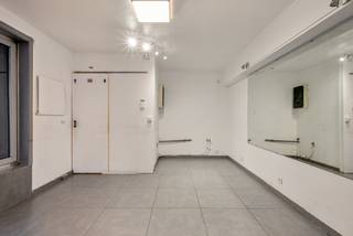 <p><strong><u>Te Koop Geraardsbergen</u></strong></p>
<p>Opbrengsteigendom met 3 appartementen, winkeltje (studio) met afzonderlijke toegang en een afgesloten parking voor 6 wagens</p>
<p>Prijs; 735.000€</p>
<p>Prijs bespreekbaar.</p>
<p></p>
<p>Bent u op zoek naar een rendabele investering in het hartje van Geraardsbergen dan is dit kleinschalig appartementsblokje een uitstekende mogelijkheid om een stabiel inkomen te genereren.</p>
<p>Perfect gelegen nabij het centrum met alle voorzieningen binnen handbereik is dit vastgoed een slimme keuze.</p>
<p></p>
<p><strong><u>Indeling;</u></strong></p>
<p><strong>Gelijkvloers;</strong> automatische poort met toegang tot de autostaanplaatsen.</p>
<p>Toegang tot de winkel of studio.</p>
<p>Toegang tot de ruime inkomhal met vaste trap naar de verdiepingen alsook is er een lift voorzien, de technische ruimte is eveneens op het gelijkvloers.</p>
<p><strong>De appartementen op 1<sup>ste</sup> 2<sup>de</sup> en 3<sup>de</sup> verdiep zijn identiek;</strong></p>
<p>Deze zijn bereikbaar via de lift, de appartementen beschikken over een inkomhal, lichtrijke living - eetplaats met aansluitend de keuken met klein buitenberging, badkamer en 2 slaapkamers.</p>
<p><strong>Extra’s; </strong>lift aanwezig, instapklare appartementen welke reeds verhuurd zijn aan trouwe huurder sinds vele jaren, centraal gelegen, algemeen hoofd bus en treinstation met directe lijnen op 250m.</p>
<p></p>
<p>Voor info en of een bezoek bel Patrick 0470/858575</p>