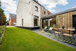 Cette belle propriété à Oostrozebeke offre une excellente opportunité pour ceux qui recherchent une maison moderne et spacieuse. Avec une...