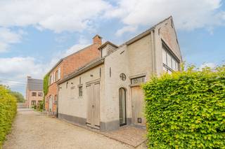 Deze uitzonderlijke villa in landelijk moderne stijl combineert tijdloze architectuur met hedendaags wooncomfort en een bijzonder...
