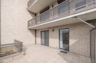 Dit gelijkvloers appartement is uitstekend gelegen op wandelafstand van het station en diverse winkels.U wordt verwelkomd via de inkomhal die...