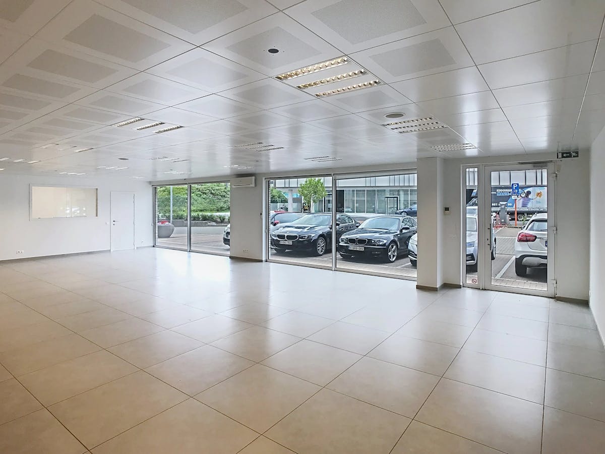 Ready-to-use office of approximately 183m² for rent in Roeselare - photo 1