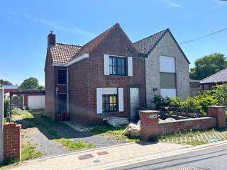 <strong>Bent u op zoek naar een woning die u volledig naar eigen smaak kunt afwerken, zonder de administratieve rompslomp? Dan is deze halfopen bebouwing een unieke kans.</strong><br />Deze woning wordt aangeboden met een reeds <strong>goedgekeurde omgevingsvergunning voor de renovatie</strong>. De architectenplannen zijn volledig uitgewerkt en beschikbaar, waardoor u onmiddellijk aan de slag kunt. <br />De woning is gelegen in een rustige, aangename straat op een <strong>mooi perceel van 468 m²,</strong> waar u kunt genieten van de nodige rust en privacy.<br />Dankzij de reeds verkregen vergunning en de beschikbare plannen kan er zeer snel geschakeld worden. Dit maakt deze eigendom <strong>bijzonder interessant</strong> voor <strong>zowel particuliere kopers als investeerders</strong> die zonder tijdverlies hun renovatieproject willen starten.<br /><strong>Troeven:</strong><br />- Halfopen bebouwing<br />- Renovatieproject met goedgekeurde omgevingsvergunning<br />- Architectenplannen beschikbaar<br />- Elektriciteit conform<br />- Badkamer reeds aanwezig<br />- Rustige ligging<br />- Perceel van 468 m²<br /><strong>Een ideale opportuniteit voor wie op zoek is naar een project met een stevige basis en een vlotte opstart.</strong>