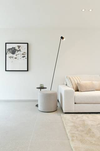 Vlakbij het centrum van Oedelem realiseert Hectaar binnenkort deze hedendaagse nieuwbouwwoningen. Je woont hier in een gloednieuwe kindvriendelijke, rustige woonbuurt. Dankzij de gunstige ligging en de nabijgelegen invalswegen bereik je in een mum van tijd de E40, waardoor ook Brugge, Aalter, Gent en de kust snel en eenvoudig bereikbaar zijn. <br />De landelijk charme van Oedelem wordt gecombineerd met de praktische voordelen van een centrale verbinding. <br /><br />Als koper krijgt u de kans om de afwerking en inrichting van de woning volledig zelf te bepalen in samenwerking met onze ervaren partnerleveranciers. Zo creëert u een woning die helemaal bij uw stijl en budget past!<br /><br /><strong>Indeling van de woning</strong><br />Gelijkvloers: inkomhal met gastentoilet - lichtrijke en open leefruimte met een mooie connectie naar de tuin - open keuken, perfect voor gezellige kookmomenten - praktische bergruimte of garage. <br />Verdieping: 2 ruime en lichtrijke slaapkamers - volledig uitgeruste badkamer met ligbad, inloopdouche en dubbele wastafel, apart toilet op de nachthal. <br />Zolder: 3de slaapkamer en praktische bergruimte te bereiken met een vaste trap. <br />Mogelijkheid om een carport te plaatsen met aansluitende bergruimte. <br /><br /><strong>Troeven van dit project</strong>
<ul>
<li>Zonnige tuin!</li>
<li>Energiezuinig wonen dankzij warmtepomp (lucht/water) en vloerverwarming op het gelijkvloers</li>
<li>Lichtrijke, open leefruimtes met optimaal contact met de tuin</li>
<li>Mogelijkheid tot plaatsen van een carport met berging of inpandige garage met extra technische ruimte; </li>
<li>Groene, rustige omgeving én toch vlakbij winkels, scholen en openbaar vervoer</li>
</ul>
<strong>Interesse?</strong><br />Neem snel contact met ons op voor meer info of een afspraak.