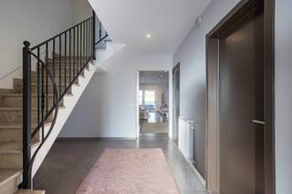 Deze instapklare woning uit bouwjaar 2017 bestaat op het gelijkvloers uit een grote inkomhal met vestiaire, apart toilet, een eerste slaapkamer/bureau met aansluitend de eerste badkamer( douche, wastafel, toilet), een ruime leefruimte met eethoek en salon, volledig geïnstalleerde keuken met aansluitend de berging/wasplaats. De eerste verdieping bestaat op haar beurt uit een nachthal, nog 3 ruime kamers waarvan momenteel één ingericht als dressing en een tweede en derde badkamer ( telkens met douche, toilet en wastafel). De zolderverdieping is bereikbaar via vaste trap en omvat nog een hal, een vijfde slaapkamer en een berging. Centrale verwarming op gas en airco overal! Buiten is er een terras met zonneluifel, een tuin en een tuinberging. Zoekt u een perfect onderhouden, recent pand met enorm veel aandacht voor comfort dan is dit dé kans om uw droom te verwezenlijken. EPC label B!