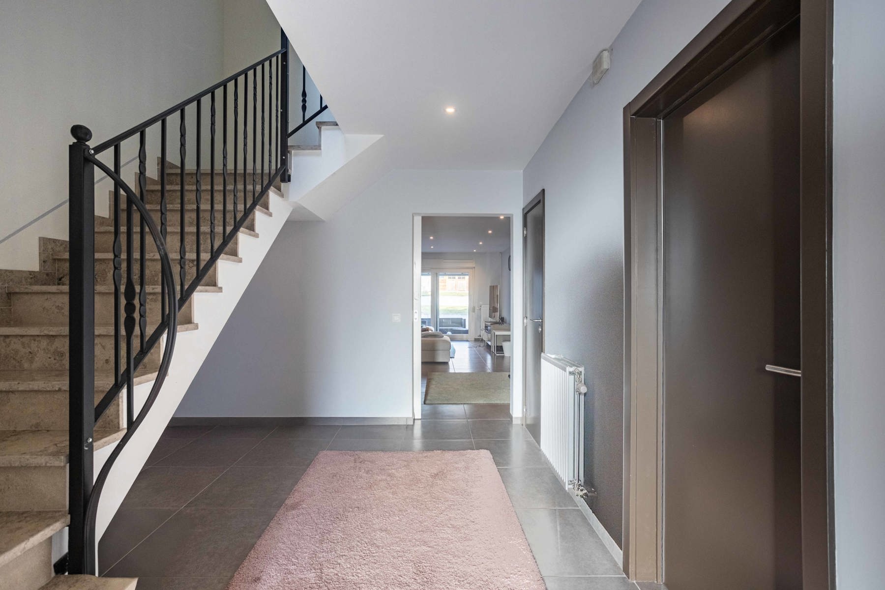 Instapklare recente woning met 5 slaapkamers en 3 badkamers! - foto 2