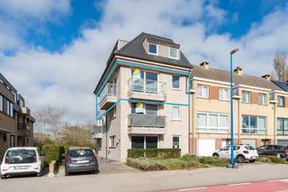 <p>Aan de rand van het natuurgebied van de Duinenabdij bevindt zich dit schitterende hoekappartement, op slechts een paar minuutjes wandelen van de winkelstraat en de zee. Het instapklare duplexappartement is gelegen op de tweede en derde verdieping van een kleine residentie, een recent gebouwtje dat slechts drie (woon)appartementen omvat.</p>
<p>Twee hoog: inkomhal met toilet, gezellige en lichtrijke woonkamer uitgevend op een fantastisch zonneterras met open uitzicht op het park van Koksijde, eetplaats met tweede terrasje, volledig ingerichte open keuken, en praktische berging met aansluiting voor wasmachine. Op de derde verdieping zijn er twee bijzonder grote slaapkamers, een badkamer met ligbad, inloopdouche en lavabomeubel, en een afzonderlijk toilet.</p>
<p>Privatieve kelder en dubbele garage onder de residentie inbegrepen.</p>