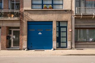 Deze woning biedt tal van mogelijkheden en is ideaal voor wie op zoek is naar ruimte, comfort en functionaliteit. Dankzij de praktische indeling en het grote aantal slaapkamers is deze woning perfect geschikt voor grotere gezinnen of voor wie wonen en werken wil combineren.

U betreedt de woning via de inkomhal, die toegang biedt tot een ruime polyvalente ruimte op het gelijkvloers. Deze ruimte is momenteel ingericht als bureau en fitnessruimte en beschikt bovendien over een eigen badkamer en sauna. Aansluitend bevindt zich de prachtige en onderhoudsvriendelijke stadskoer, waar u in alle rust kan genieten van het buitenleven.

Op de eerste verdieping bevindt zich de lichtrijke en ruime leefruimte met aansluitend een open keuken, die zorgt voor een aangename en open leefomgeving. Op het tussenverdiep bevindt zich de badkamer, die in 2022 volledig werd gerenoveerd en voorzien is van alle hedendaagse comfort.

De twee bovenste verdiepingen bieden telkens plaats aan twee volwaardige slaapkamers, wat zorgt voor maar liefst vier ruime slaapkamers in totaal.

Tot slot beschikt deze woning ook over een inpandige garage.