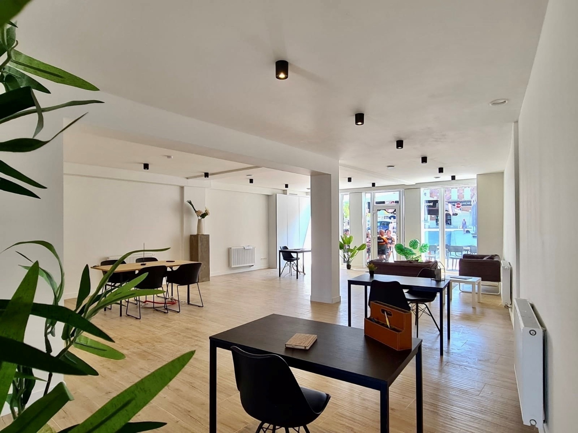 TOPGELEGEN HANDELSRUIMTE met ZONNEPANELEN en PARKING - foto 3