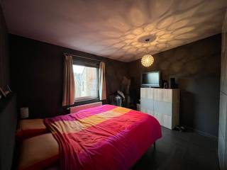 Dit energiezuinig appartement (EPC A) op de eerste verdieping combineert comfort, praktische indeling en kwalitatieve afwerking. Met zijn open leefruimte, ruime berging en volledig ingerichte keuken is dit een ideale thuis voor wie graag modern en onderhoudsvriendelijk woont.<br /><br /><strong>Indeling</strong><br />Via de inkomhal krijg je toegang tot alle ruimtes.
<ul>
<li>Rechts bevindt zich slaapkamer 1.</li>
<li>Daarnaast vind je de badkamer met douchebad, dubbele lavabo, grote spiegels en ingewerkte spots.</li>
<li>Verder ligt slaapkamer 2, pal naast het apart toilet.</li>
<li>Aan het einde van de hal bereik je de ruime, open en lichtrijke leefruimte met aansluitend het terras.</li>
</ul>
De volledig ingerichte keuken is uitgerust met frigo, oven, kookplaat, vaatwasser, dampkap en voldoende opbergkasten.<br />Aansluitend is er een zeer ruime berging met aansluiting voor wasmachine.<br /><br /><strong>De muren kunnen, indien gewenst, terug in een neutrale kleur worden gezet door de huidige huurder.</strong><br /><br />Praktische info<br />Huurprijs: €800 + €50 kosten<br />EPC: A<br /><br />Beschikbaar vanaf: 01/03/2026 (eventueel vroeger in overleg)<br /><br />Wil je dit appartement graag bezoeken of wens je meer info? Laat het gerust weten!<br />056 61 11 11 of waregem@demeester.be