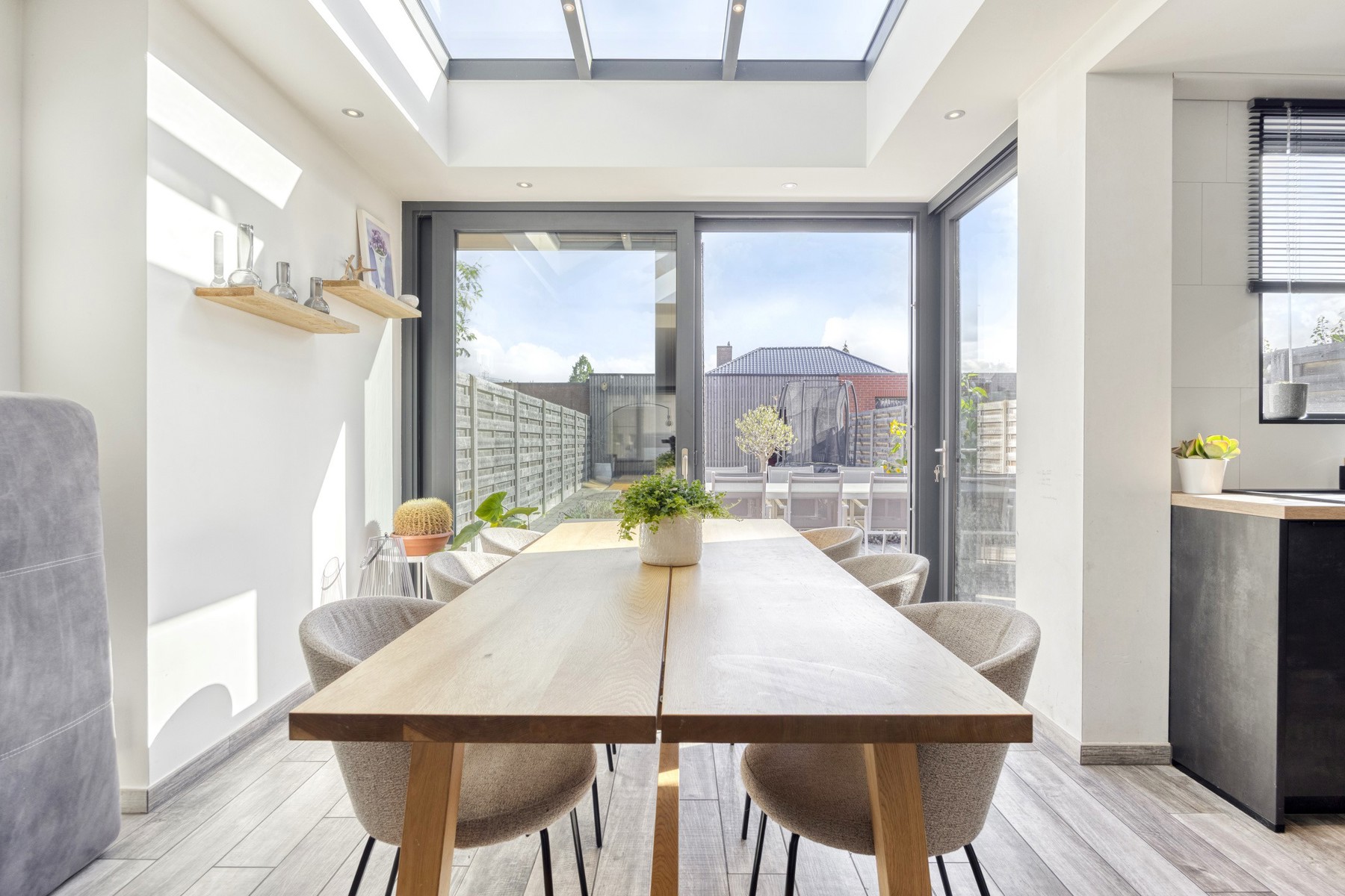 Instapklare gezinswoning met 3 slaapkamers, garage en tuin - foto 3