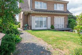<p>Située dans un emplacement central à proximité du centre de Dilbeek, cette charmante villa avec 3 chambres offre un cadre de vie idéal pour une famille grâce à ses beaux volumes, ses espaces de vie lumineux et son environnement verdoyant. La maison a toujours été soigneusement entretenue et peut être entièrement aménagée selon vos goûts moyennant quelques travaux de rafraîchissement.</p><p>Vous accédez à la propriété par un hall d’entrée spacieux avec toilette visiteurs.</p><p>Depuis le hall, vous découvrez un agréable séjour lumineux qui se prolonge harmonieusement vers la salle à manger. La cuisine équipée offre une belle vue sur le jardin.</p><p>À l’extérieur, vous profitez d’une agréable terrasse et d’un jardin facile d’entretien avec une magnifique vue sur les espaces verts environnants. Entouré de verdure, le jardin offre calme et intimité.</p><p>Au premier étage se trouve un hall de nuit desservant trois chambres spacieuses, une salle de bains et une toilette séparée.</p><p>Une pratique grenier de stockage vient compléter l’ensemble.</p><p>La maison dispose également d’un sous-sol complet comprenant un grand garage, une buanderie ainsi que plusieurs espaces de rangement. Un atout supplémentaire est l’accès direct au jardin depuis le sous-sol.</p><p>La situation est particulièrement avantageuse : à quelques pas de la gare de Dilbeek, des commerces, des écoles et des transports en commun, vous bénéficiez d’une excellente accessibilité et de toutes les commodités quotidiennes à proximité.</p><p>Ne manquez pas cette opportunité unique ! Contactez-nous dès aujourd’hui et planifiez votre visite via le site internet de Living Stone. </p>